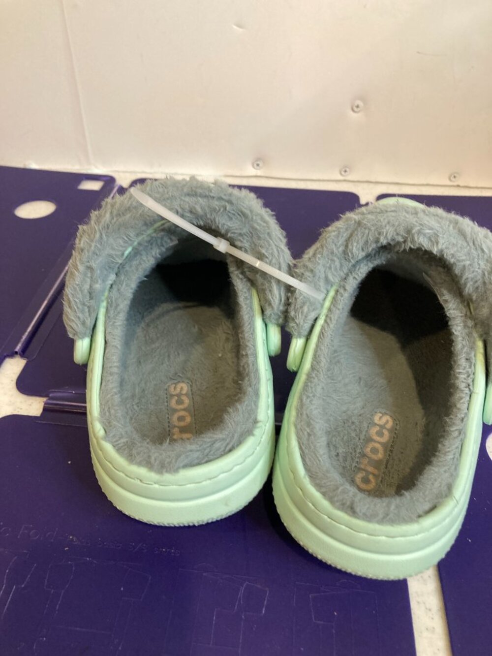 CROCS FUR LINED WOMENS SHOES WITH CHARMS SIZE 8 - Picture 7 of 7